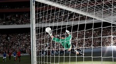Gólman slavil předčasně, pak se stal hrdinou. Chytil 28. penaltu v rozstřelu