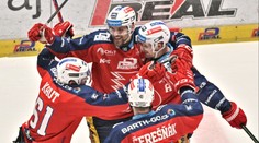 Třinec je prvním finalistou extraligy! Pardubice mají mečbol, zářil Červenka