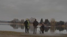 Na hladině rybníka nehybně ležela žena. Strážník se vrhl do vody a zachránil jí život