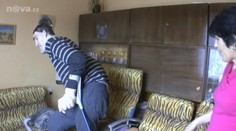 Obrovi se uleví! Opraví mu destičku v noze