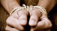 Policie vyšetřuje dvě úmrtí u Českého Šternberka. Mají souviset s rituály sekty