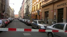 Muž si na obličej náplastí nalepil kříž a pak s pistolí přepadl banku