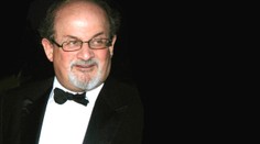 Salman Rushdie po útoku nevidí na jedno oko a má ochrnutou paži, tvrdí jeho agent