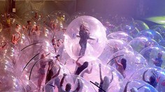 Koncert v době koronaviru! Fanoušci tancovali v obřích bublinách VIDEO