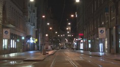 Strážníci hlídají noční ulice. První den jen v Praze řešili stovky porušení