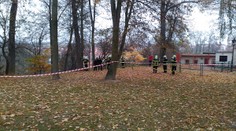 Ve Vlašimi se sesunul svah, poškodil letní kino a bránu parku