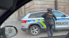 Muž vyhrožoval střelbou na filozofické fakultě. Pak utekl do centra Prahy