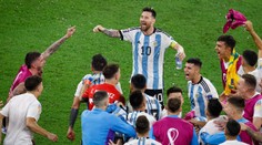 Messi a spol. oslavili výhru ve velkém stylu. Spoustu objetí a zpíval celý stadion