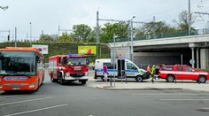 Děsivá nehoda v Plzni: Autobus u nádraží srazil seniorku, přejel jí obě nohy