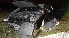 Mladý řidič rozbil luxusní audi o autobusovou zastávku na kraji Prahy