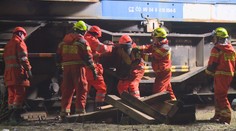 Hasiči odstranili vrak lokomotivy na Teplicku. Trať je stále neprůjezdná