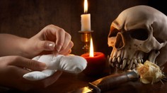 Voodoo pasáci drželi prostitutky v práci magií a zabíjením zvířat!