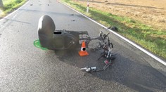 Ze skútru zbyly po nehodě trosky! Mladá řidička nepřežila, pro spolujezdkyni letěl vrtulník