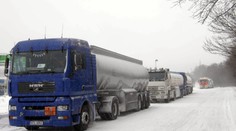 SILNÉ SNĚŽENÍ: Kvůli kamionům neprojedete řadu silnic na Plzeňsku, problémy jsou i jinde