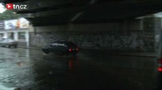 Auto narazilo do mostu. Miminko vezli do nemocnice