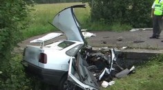 Spolujezdec nepřežil náraz do stromu. Svatebčané zemřeli v troskách auta