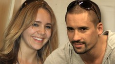 Za hokejisty přijely partnerky. Fandí i Lucie Vondráčková