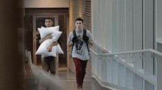 VIDEO: Využijete šanci na polštářovou bitvu?