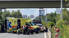 Sanitka v Praze srazila chodce. Převážela miminko v inkubátoru