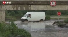 Bouřky v Praze, potoky vody na silnicích. Výstraha pro Moravu