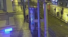 Opilý muž v centru Prahy kopal do sdíleného kola, s policisty pak smlouval