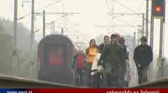 VIDEO: Šokovaní cestující procházeli kolem přejetého těla
