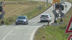 Na opraveném přejezdu si řidiči ničí auta! Oprava stála 26 milionů