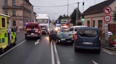 Kamion měl projet křižovatku v Hradci na červenou. Při srážce zemřel řidič