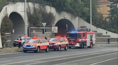 Hořící auto zablokovalo tunel Mrázovka. Doprava na Smíchově kolabovala