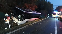 Plný autobus, náklaďák a osobák se srazily u Liberce: Několik zraněných