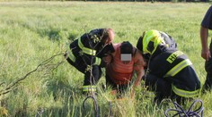 Žena při hledání pokladu uvízla v rašeliništi. Zachránili ji až hasiči