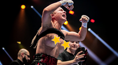 To by se v Clashi nestalo. Boxerka, která v ringu ukázala prsa, přišla o finále