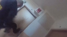 Policisté zachránili muže v poslední vteřině. Visel z balkonu jen za pásek u kalhot