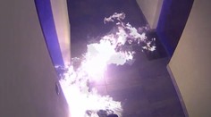 Muž polil chodbu benzínem a zapálil ji. Policisté museli budovu evakuovat