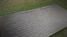 Británie si připomíná nejhorší teroristický útok v historii země. Zemřelo při něm 50 lidí
