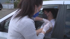 První drive-in očkovací centrum otevřelo v Plzni. Zvládne 1200 lidí denně