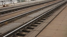 Vlak vláčel auto po kolejích 200 metrů. Smrt řidičky