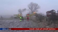 VIDEO: Masakr slepic při nehodě kamionu