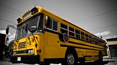 Šílenec! Vrhnul se pod rozjetý autobus