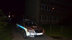 Trojice nezletilých se chtěla opít v areálu pražského gymnázia! Dívka upadla do bezvědomí!