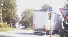 Na semaforu jasně svítila červená. Řidič kamionu i přesto nezastavil
