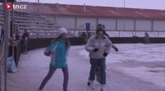 BRUSLAŘSKÝ RÁJ v Třebíči. Kluziště udělali na baseballovém hřišti