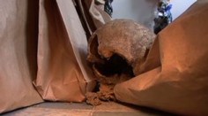 V bývalých kasárnách se válely pytle s lidskými ostatky