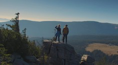 Romantická komedie nabitá hvězdami. Film Na horách brzy zamíří do kin