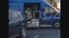 To je síla! Podívejte se, jak zaměstnanci ČESKÉ POŠTY zachází s vašimi balíky