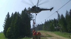 K zaseklé lanovce přiletěl vrtulník. Cvičně