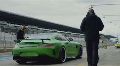 Narodil se v Pekle. Zeleném Pekle. A na mušku si bere 911 GT3 RS: