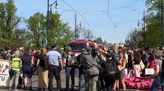 Odpůrcům potratů se postavili do cesty anarchisté, neprojeli ani hasiči