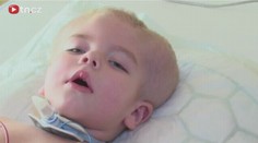 Po operaci mandlí má tříletý Matěj doživotně poškozený mozek