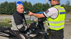 Kdo je horší na silnicích: Motorkáři nebo auta? Tady jsou čísla